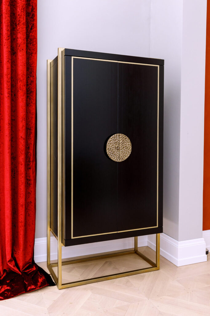 220202_Ludwig_XV_Gitarrenschrank_zu-1067x1600